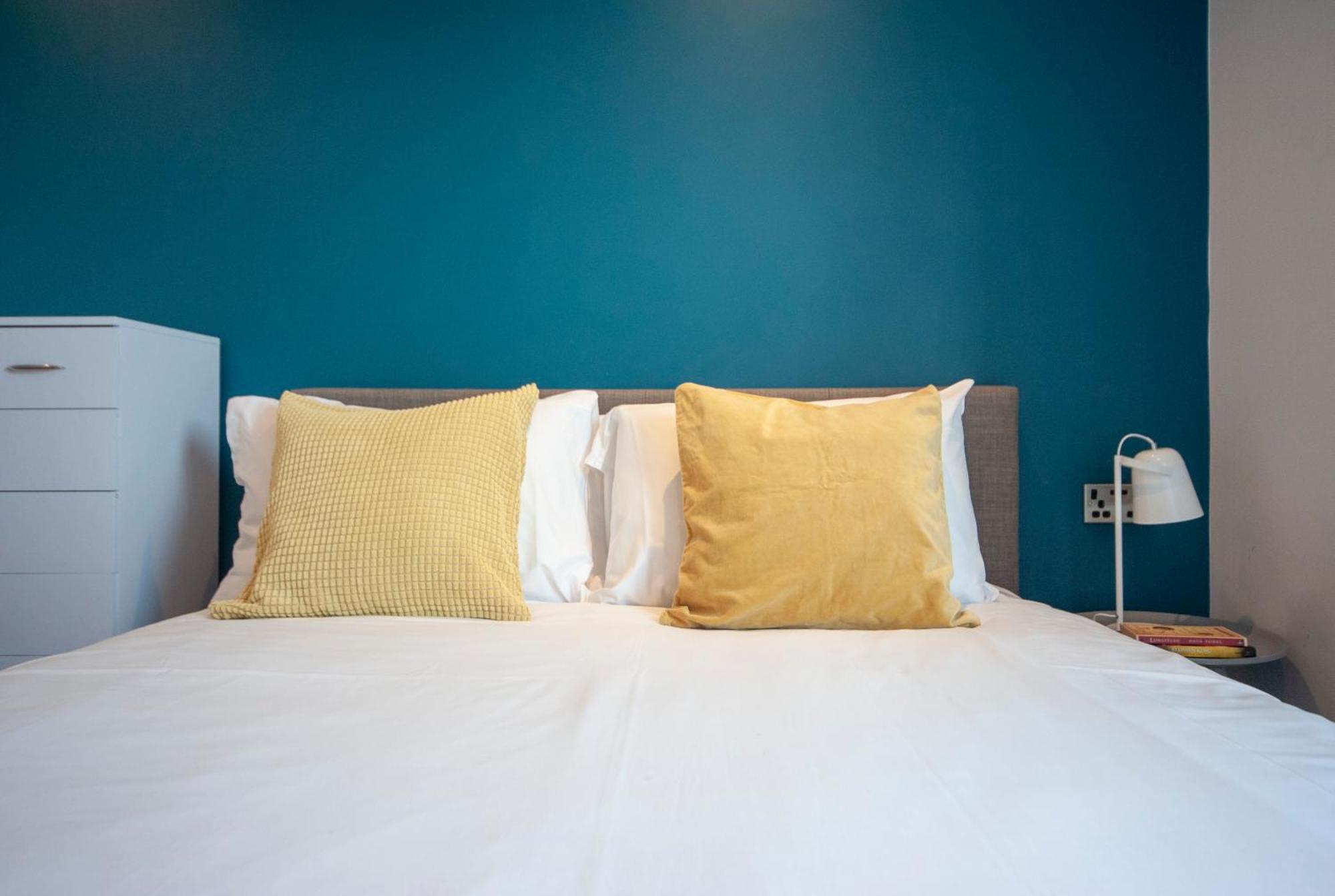 Top Floor Apt - 2 Bed/2 Bath + Private Balcony London Exterior photo